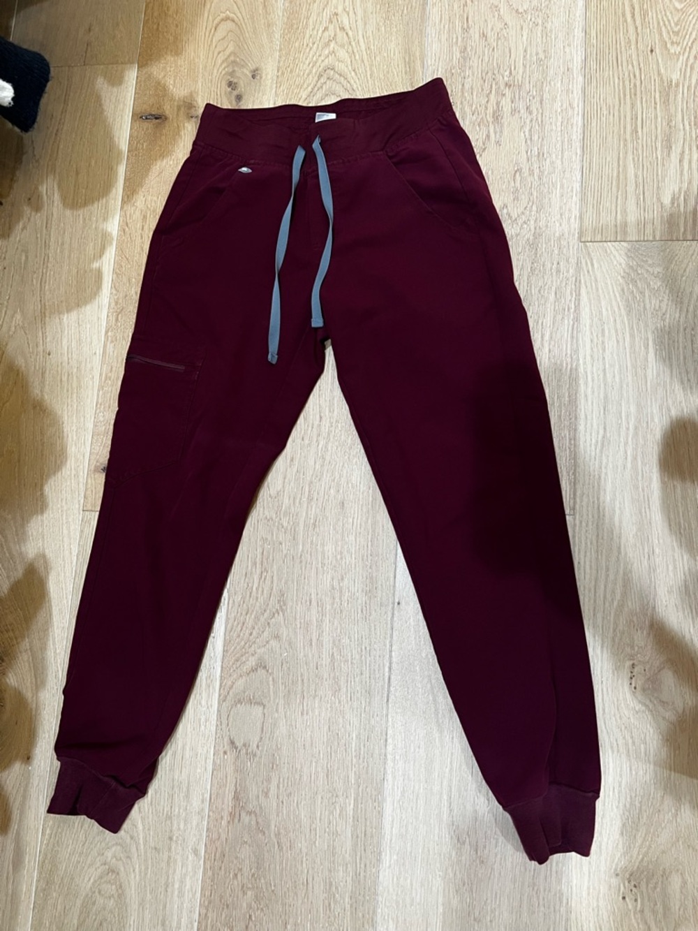 Figs Zamora Petite Jogger Scrub Pants in Burgundy